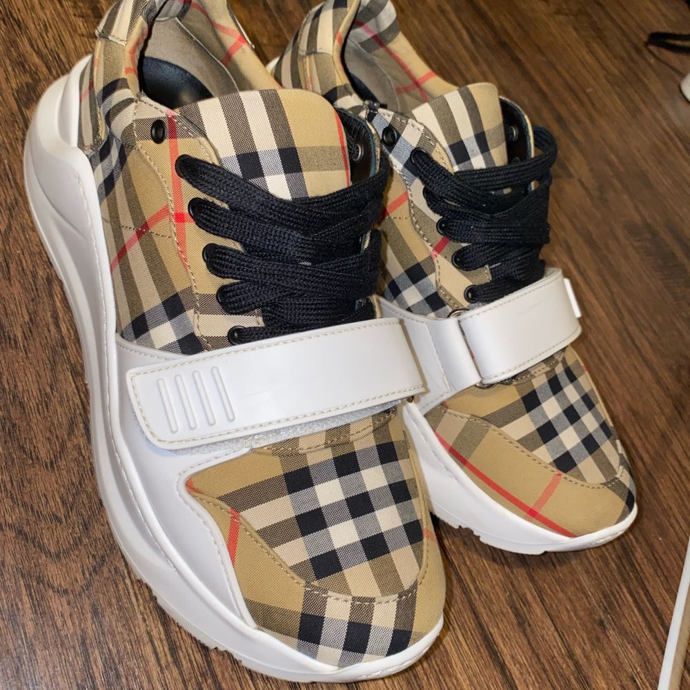 BURBERRY SHOWS SIZE 7